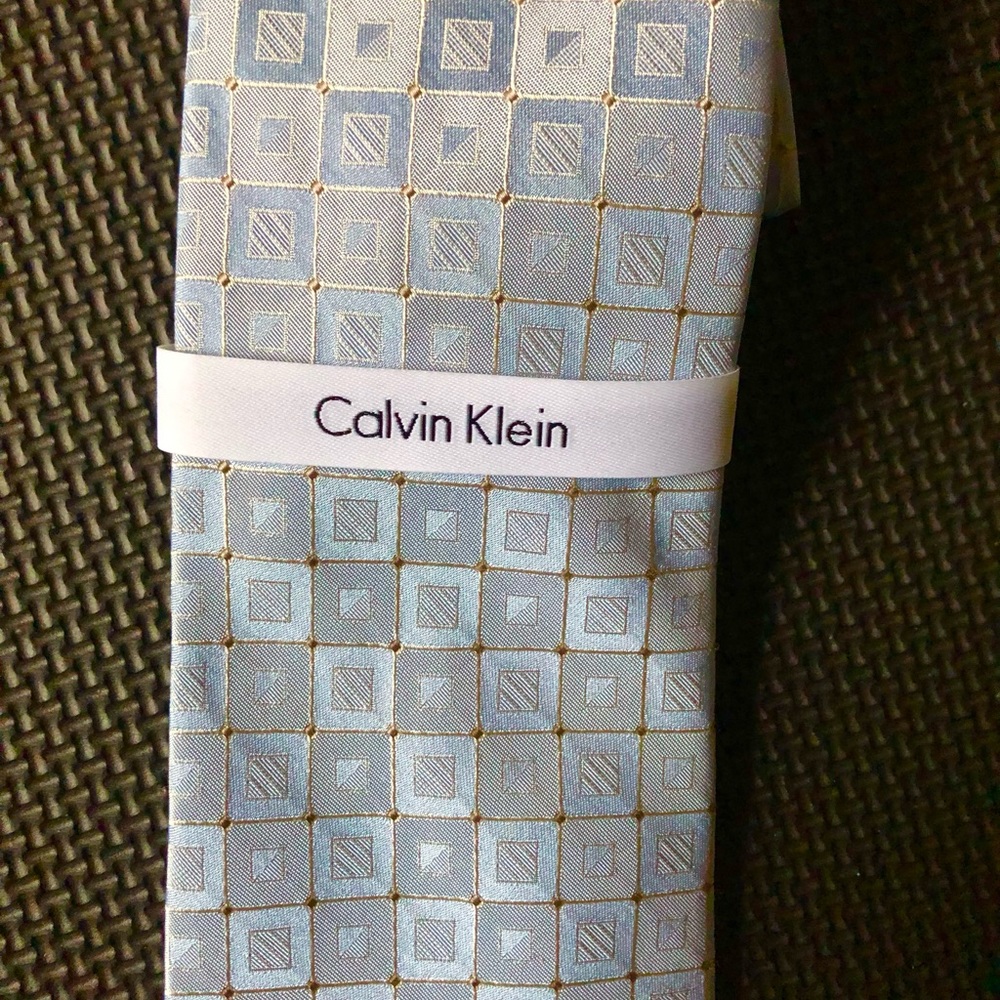 NWT Men's Calvin Klein Silk tie- Light Blue Geometric Pattern